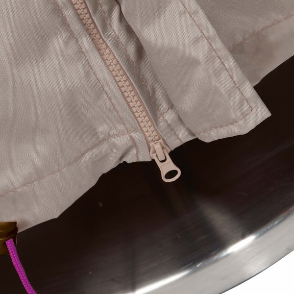 Detail eines Reißverschlusses an einer Textil-Schutzhülle.