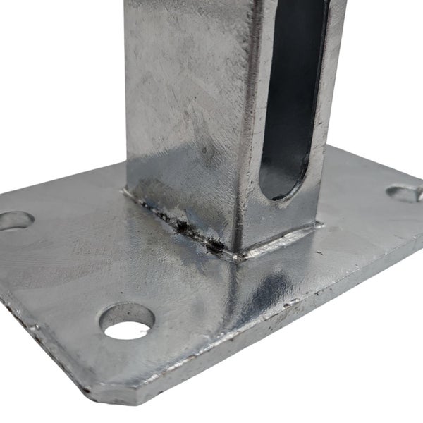 Metallpfostenfuß mit Aussparung und Befestigungslöchern