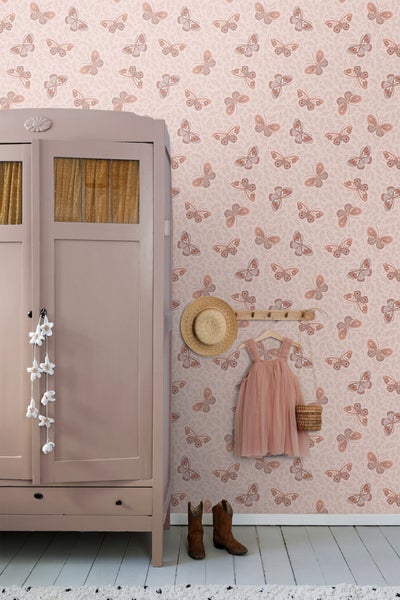 Kinderzimmer mit Kleiderschrank und Tapete mit Schmetterlingsmuster