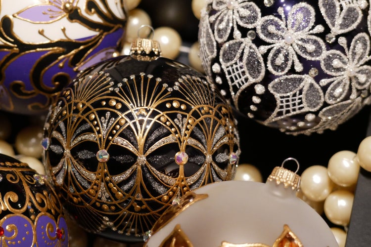 Eine Person steht auf einer Mehrzweckleiter auf einer Treppe und streicht die Decke.