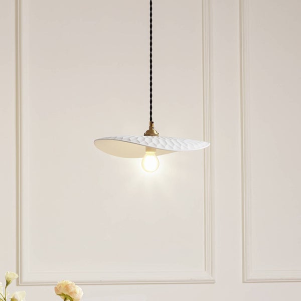 Weiße Pendelleuchte mit wellenförmigem, strukturiertem Keramikschirm, Messingfassung und schwarzem Kabel.