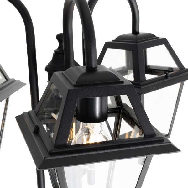 Schwarze mehrflammige Außenleuchte im klassischen Laternendesign mit Metallelementen und Glaseinsätzen.