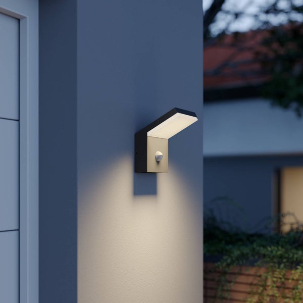Arcchio LED Wandlampe aussen mit Bewegungsmelder, Außenleuchte spritzwassergeschützt IP54 1x 16W warmweiß (3.000K)