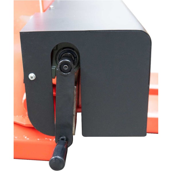 Schwarze Handkurbel eines Holzspalters mit Abdeckung und Griff an einem orangefarbenen Gestell.