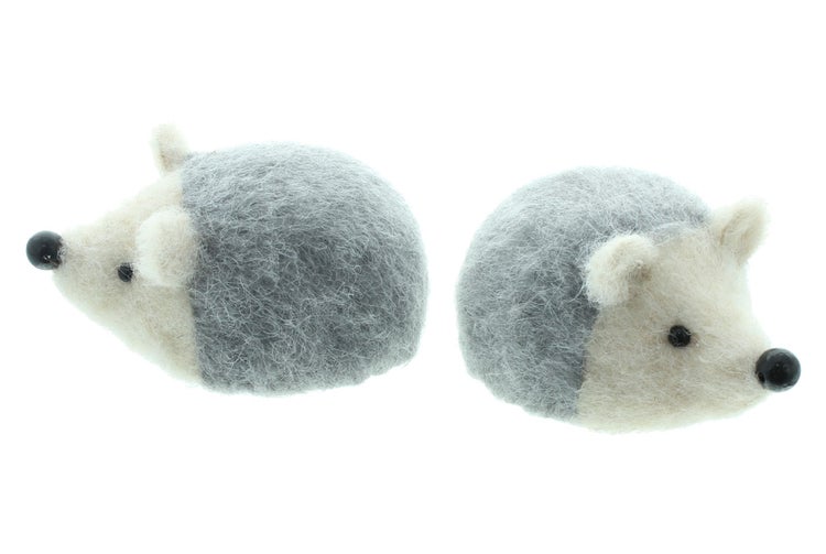 Zwei dekorative Igel Figuren aus Filz als herbstliche Tischdekoration