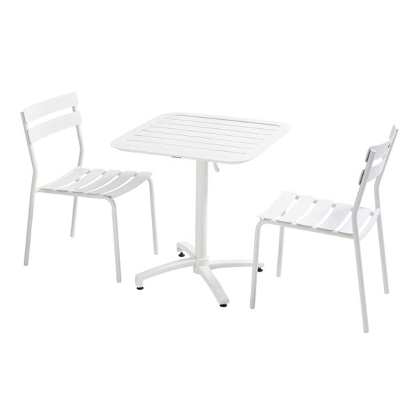 Weißes Gartenmöbel-Set aus Metall mit einem quadratischen Tisch und zwei Stühlen mit Lattendesign.
