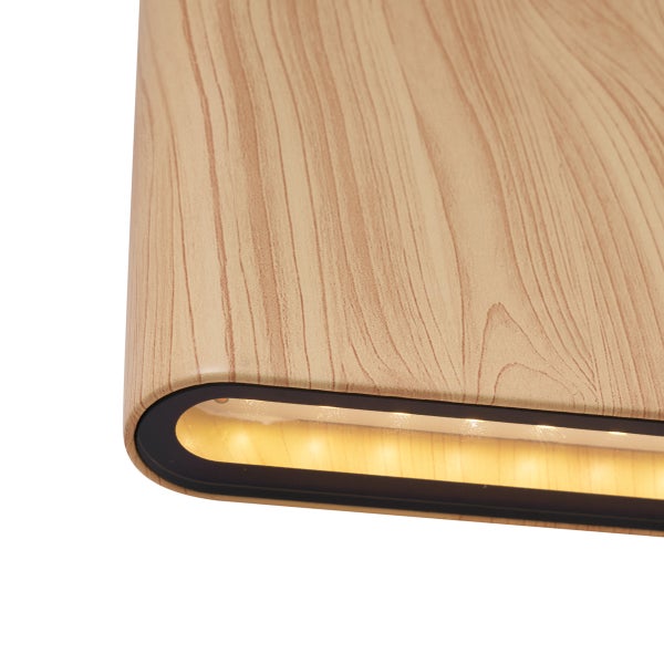 Nahaufnahme einer Leuchte in heller Holzoptik mit integriertem LED Lichtstreifen und schwarzem Rahmen.