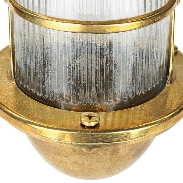 Detailaufnahme einer Wandleuchte mit geriffeltem Glasschirm und Metallelementen