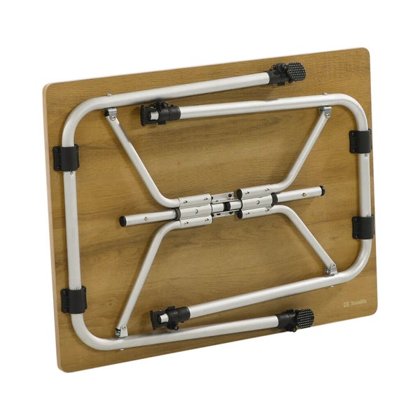 Rechteckiger Camping-Tisch mit Holzoptik-Platte und Metallgestell sowie Campingstuhl mit Armlehnen in einem Zelt.