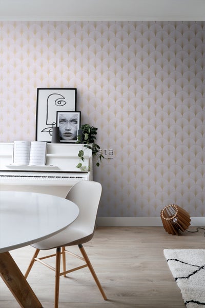 Raumansicht mit weißem Klavier und Wandtapete mit Fächermuster