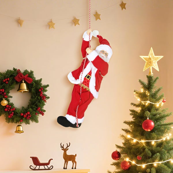 Kletternder Weihnachtsmann am Seil in einer festlich dekorierten Szene mit Weihnachtsbaum, Adventskranz und Rentierfigur.