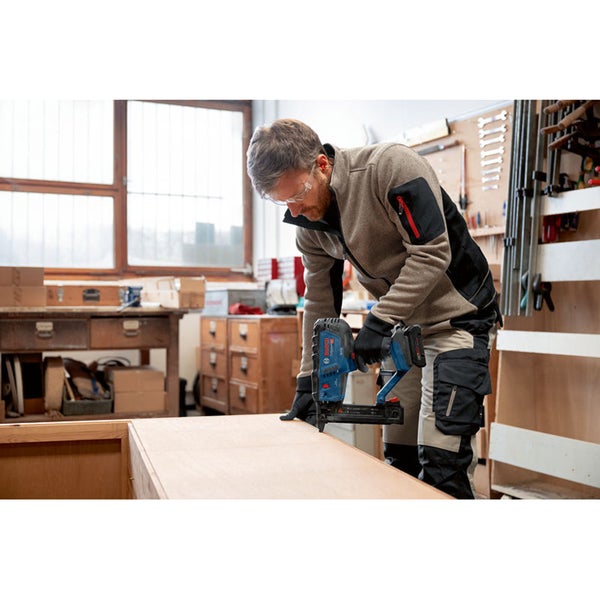 Blühende Berberitze im Garten.