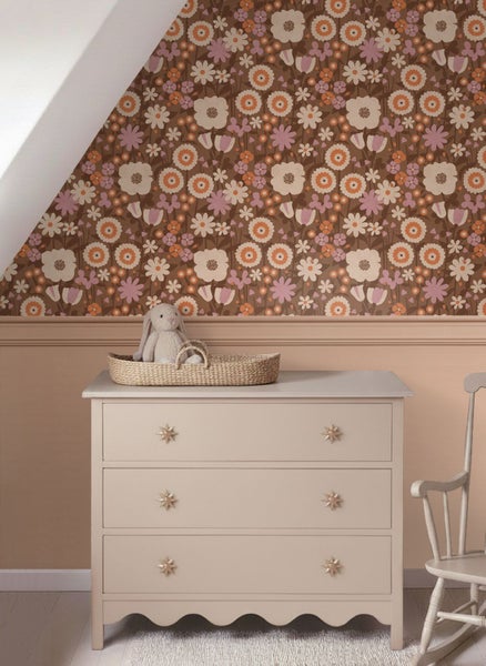Kinderzimmer mit floraler Vliestapete im Retro-Stil, heller Kommode und Wandpaneelen aus Holz.