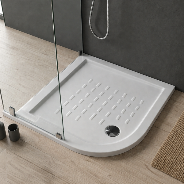 Viertelkreis-Duschwanne mit rutschhemmender Oberfläche, flaches Design, installiert mit Glasduschwand in modernem Badezimmer.