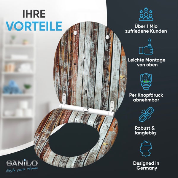 Sanilo Toilettensitz mit Holzoptik Muster und vorteilhaften Montageeigenschaften dargestellt vor einem Badezimmerregal.