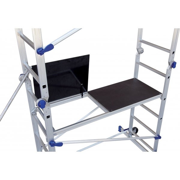 Detailansicht eines Gerüsts mit Arbeitsbühne und Seitenschutz