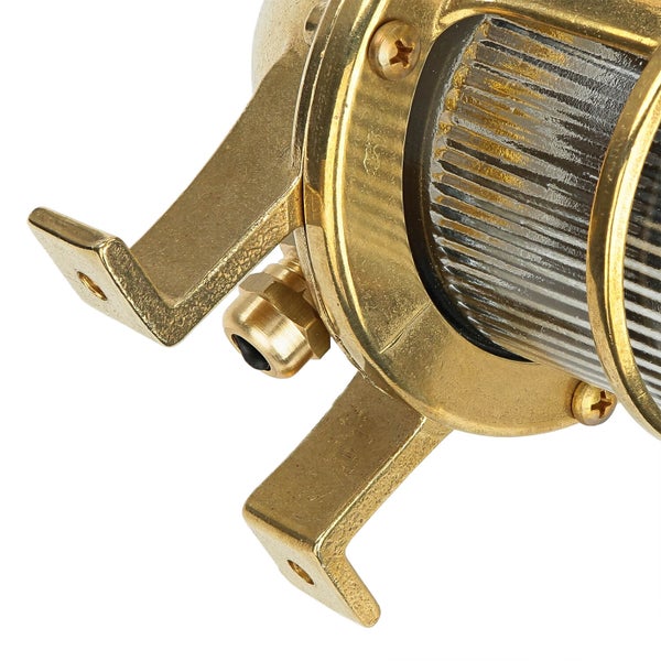 Detailansicht einer runden Lampe mit klarem, geriffeltem Glas und Befestigungswinkel