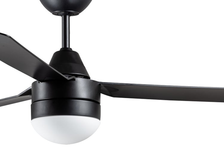 Schwarzer Deckenventilator mit drei Flügeln und integrierter Leuchte.