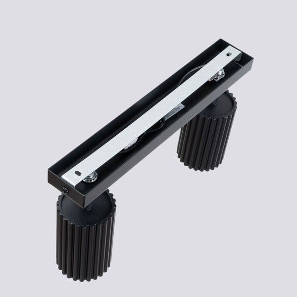 Schwarze Doppelstrahler Deckenleuchte mit geriffelten Lampenschirmen