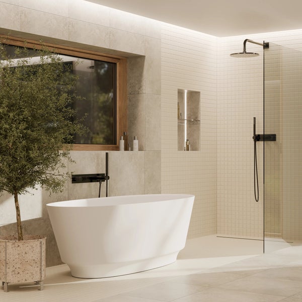 Modernes Badezimmer mit freistehender Badewanne, schwarzer Duscharmatur, begehbarer Dusche mit Glaswand und beigen Wandfliesen.