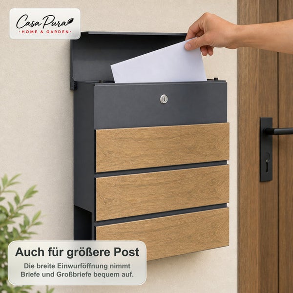 Wandbriefkasten mit Holzoptik Front und Einwurfschlitz montiert an einer Hauswand inklusive Casa Pura Logo.