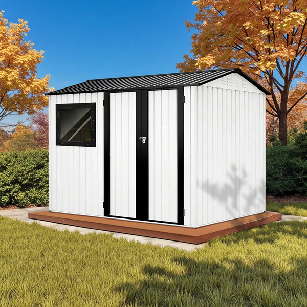 Gartenschuppen mit Fenster und Doppeltür im Garten.