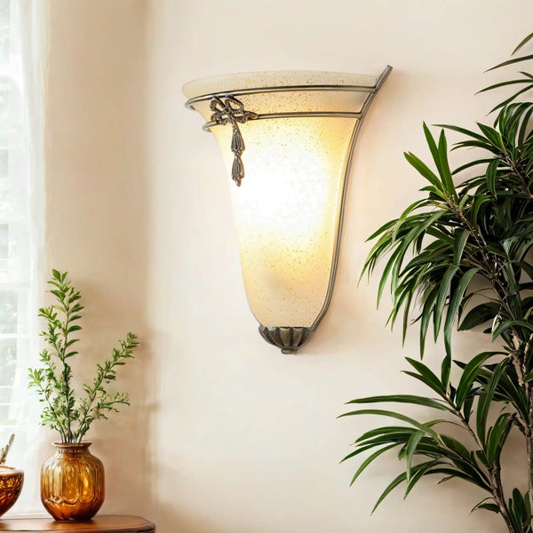 Wandleuchte aus Glas und Metall im klassischen Stil