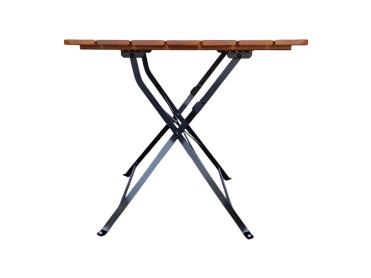 Klapptisch mit Tischplatte aus Holzlatten und Metallgestell.