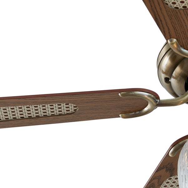 Detailansicht eines Deckenventilator-Flügels in Holzoptik mit Wiener Geflecht und einer Halterung in Messing-Antik.