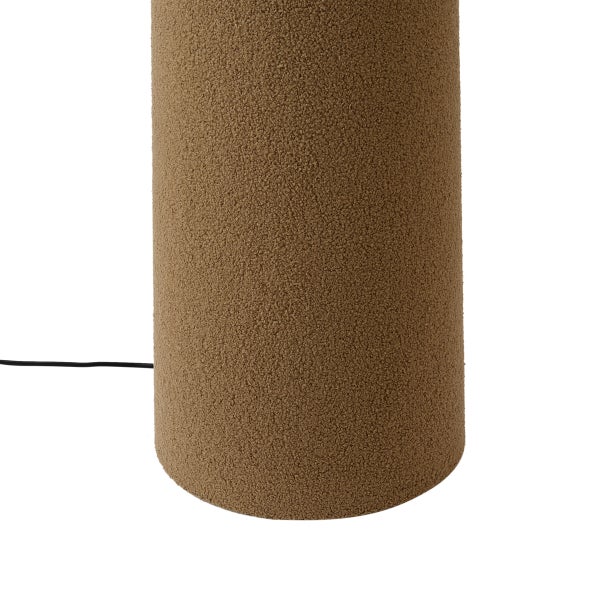 Zylindrischer Lampenfuß einer Stehleuchte mit braunem Teddy-Stoff und schwarzem Netzkabel.