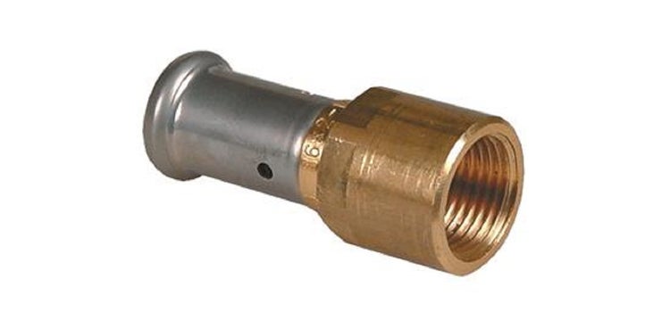 Pressfitting Übergangsstück mit Innengewinde aus Messing und Metall.