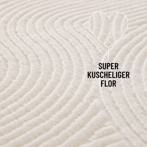 Nahaufnahme eines Teppichs mit Wellenmuster und extra weichem Flor.