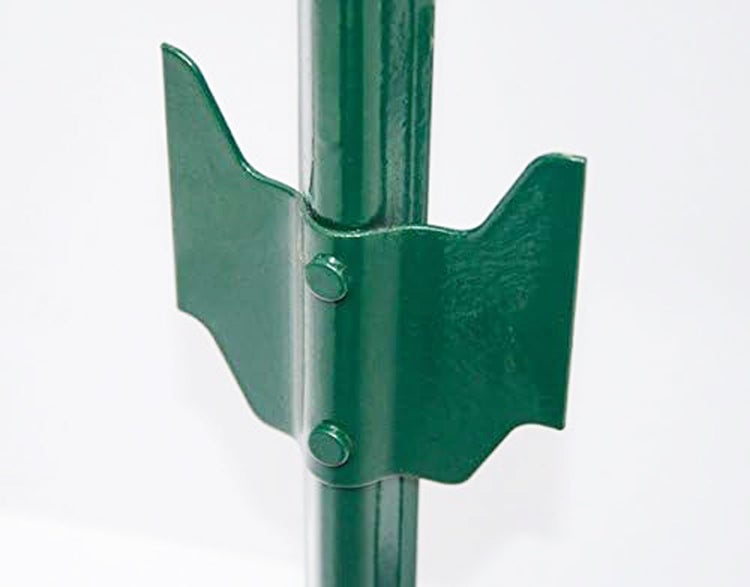 Nahaufnahme einer grünen Ankerplatte an einem Zaunpfosten aus Metall zur Stabilisierung.