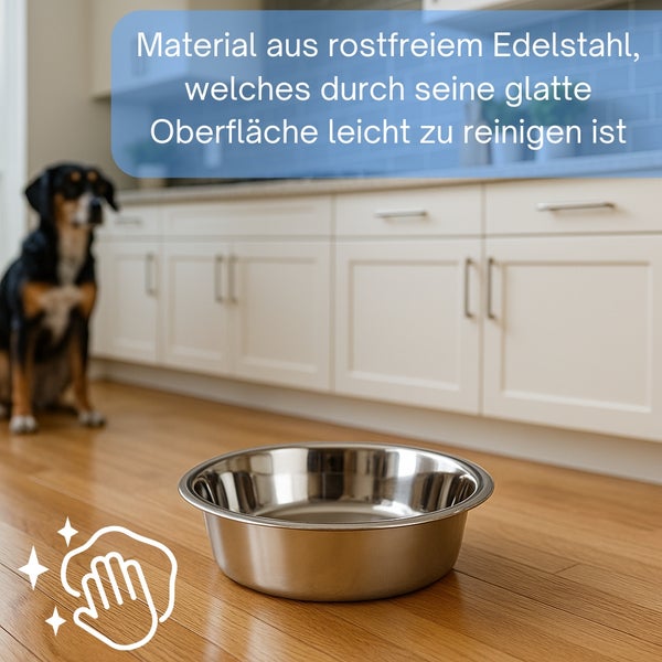 Edelstahlnapf für Haustiere auf Holzboden vor Küchenschränken