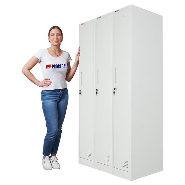 Dreiteiliger Metallspind in Grau mit verschließbaren Türen und Lüftungsschlitzen neben einer Person zur Veranschaulichung der Größe.