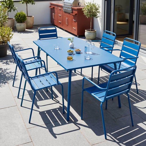 Modernes Gartenmöbel-Set aus Metall auf einer hellen Terrasse, bestehend aus einem rechteckigen Tisch und sechs Gartenstühlen mit Armlehnen.