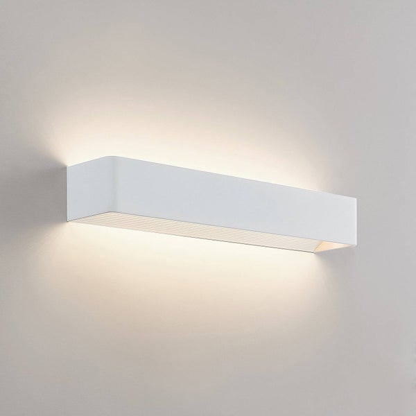 Moderne rechteckige Wandleuchte mit abgerundeten Ecken, strahlt Licht nach oben und unten.