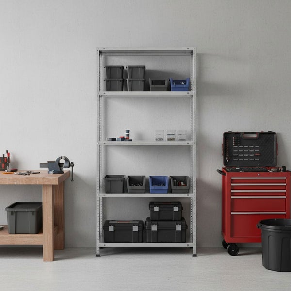 Organisierte Werkstatt mit Metallregal, Lagerboxen, Werkzeugkoffern, einer Werkbank aus Holz mit Schraubstock und einem fahrbaren Werkzeugwagen.