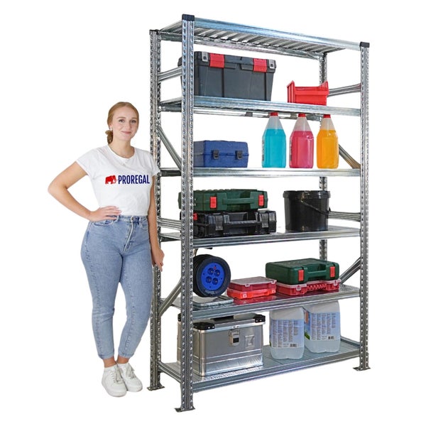 Ein Schwerlastregal aus Metall mit verschiedenen Werkzeugkästen und Behältern, neben dem eine Frau steht.