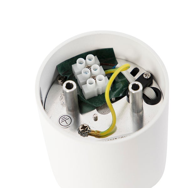 Detailaufnahme der elektrischen Installation einer Leuchte mit Klemmen