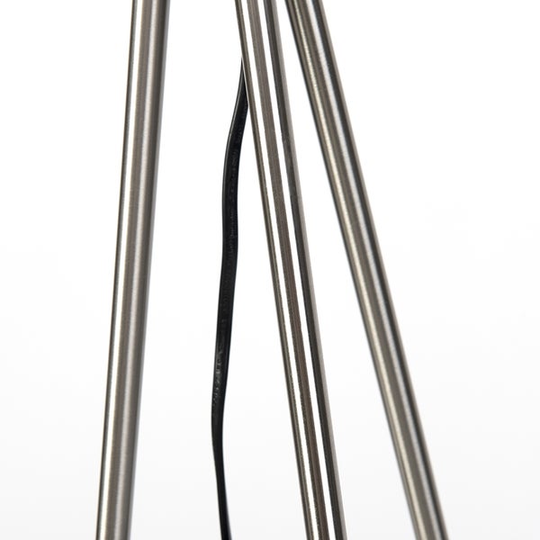 Detailansicht eines Stativs aus Metall mit Stromkabel.