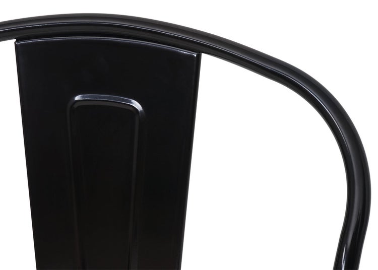 Detailansicht der Rückenlehne eines Metallstuhls.