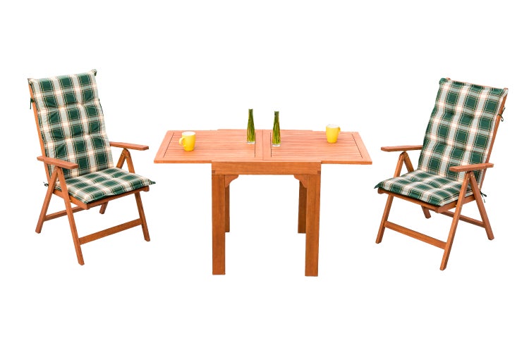 Gartentisch mit zwei Gartenstühlen und karierten Auflagen
