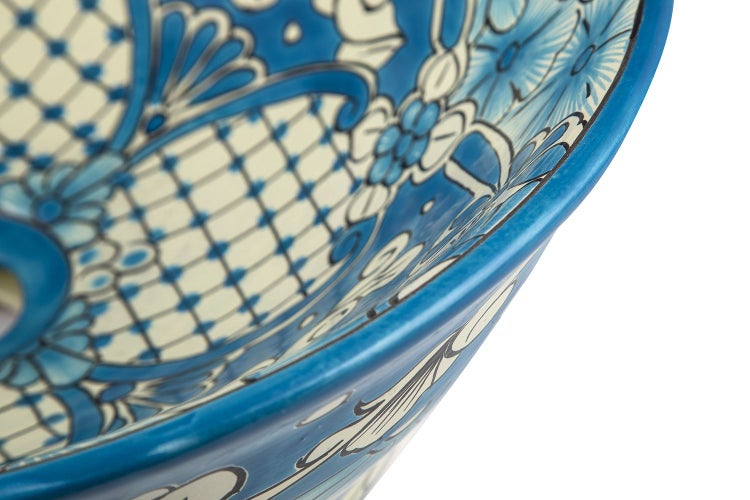 Detailansicht eines Waschbeckens aus Keramik mit blau-weißem Muster