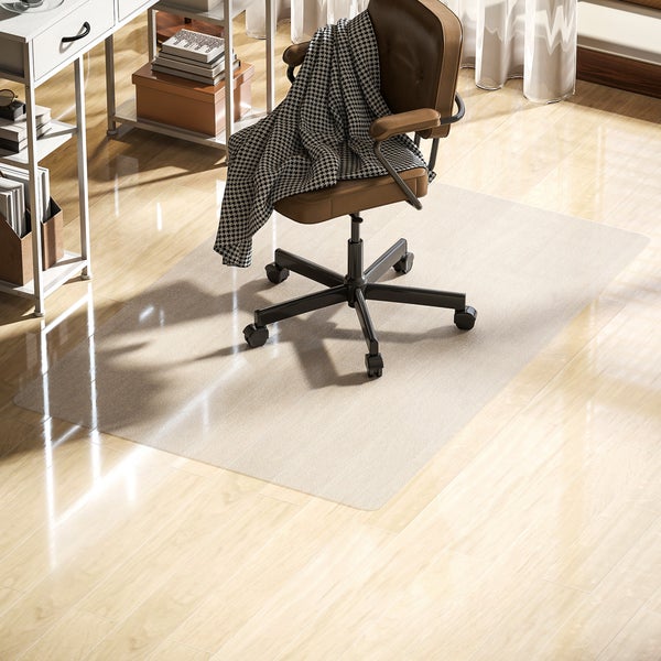 Transparente Bodenschutzmatte auf hellem Laminatboden unter einem Bürostuhl in einem hellen, aufgeräumten Heimbüro.