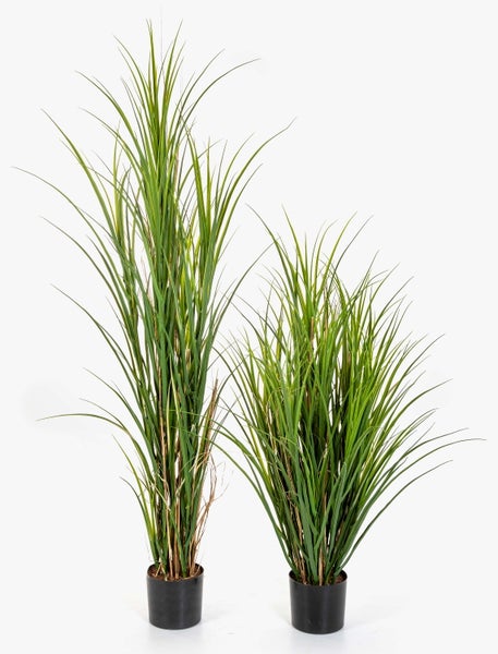 Zwei künstliche Ziergräser in schwarzen Töpfen, unterschiedliche Höhen, grüne Kunstpflanzen.