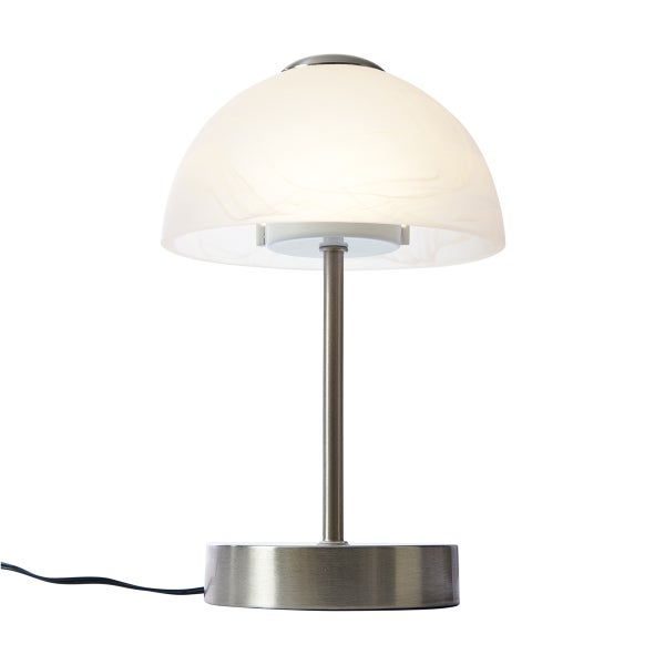 Klassische Tischleuchte mit gebürstetem Metallfuß und halbrundem, weißem Glasschirm.