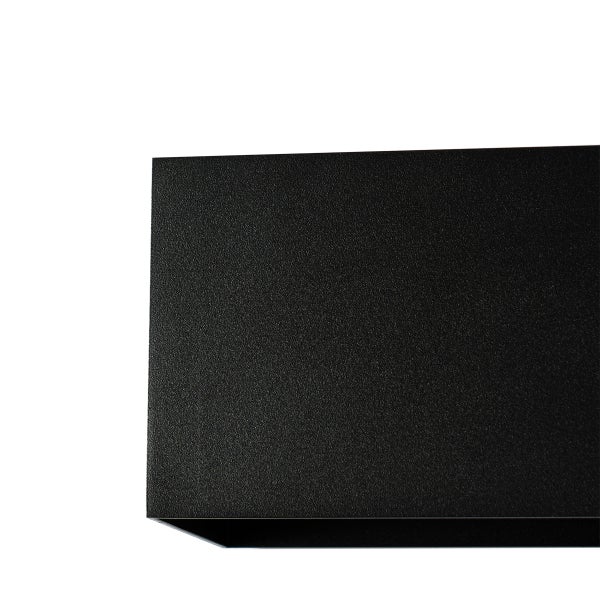 Detailansicht einer schwarzen Wandleuchte