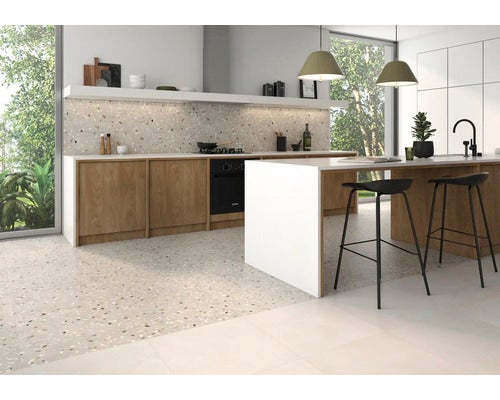 Helle Küche mit Kücheninsel, Küchenmöbeln und Terrazzo Fliesen