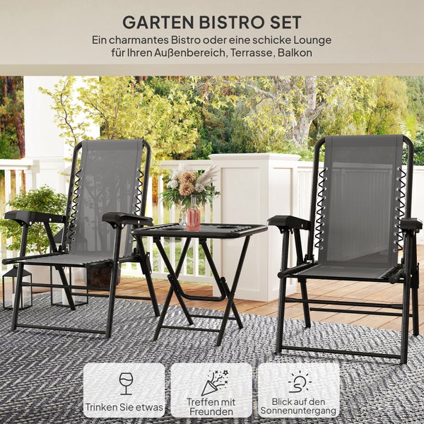 Garten-Bistro-Set mit zwei grauen Klappstühlen und Tisch auf einer hellen Terrasse. Symbole für Trinken, Treffen mit Freunden und Sonnenuntergang.